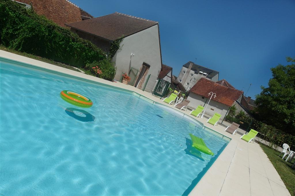 Logis Hotel Du Cygne Bracieux Eksteriør bilde